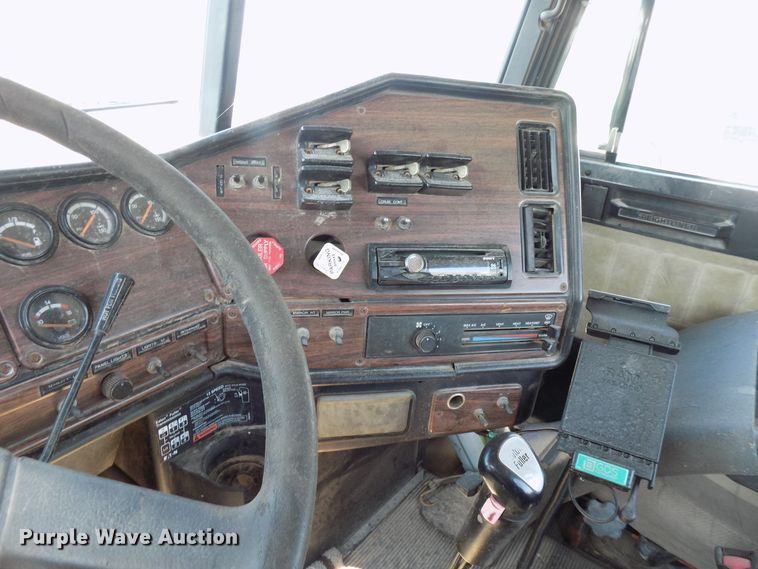 image for item DG4071 2000 Freightliner FLD semi truck