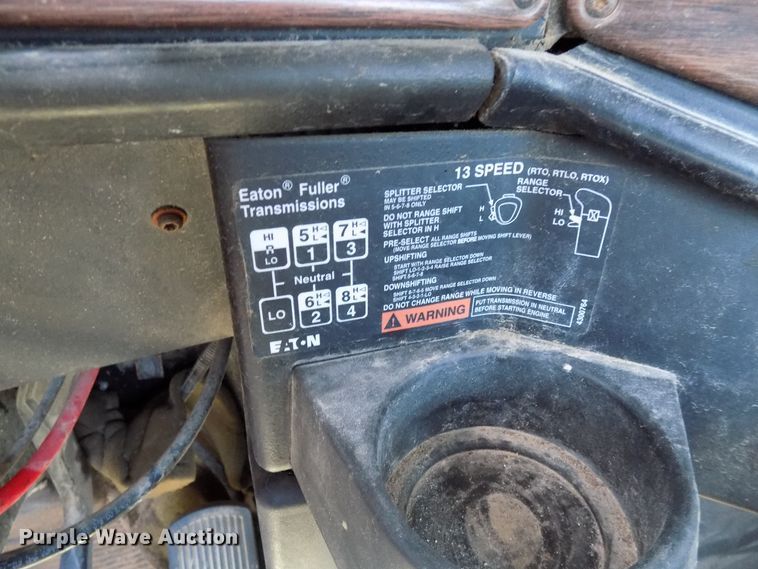 image for item DG4071 2000 Freightliner FLD semi truck