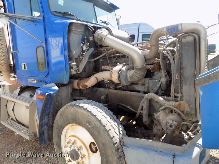 image for item DG4071 2000 Freightliner FLD semi truck