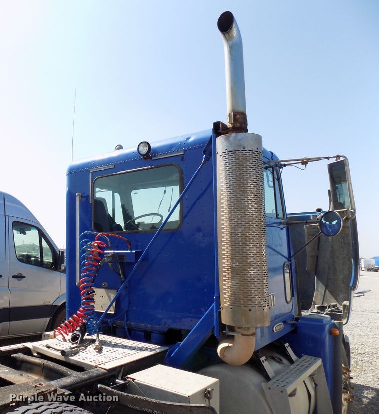 image for item DG4071 2000 Freightliner FLD semi truck