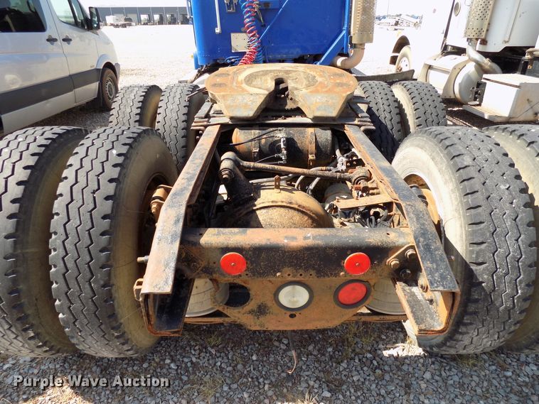 image for item DG4071 2000 Freightliner FLD semi truck