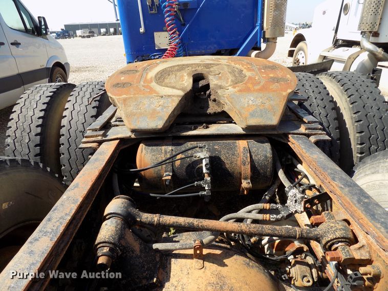 image for item DG4071 2000 Freightliner FLD semi truck