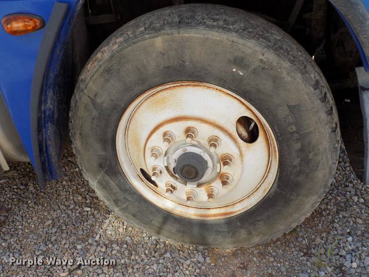 image for item DG4071 2000 Freightliner FLD semi truck