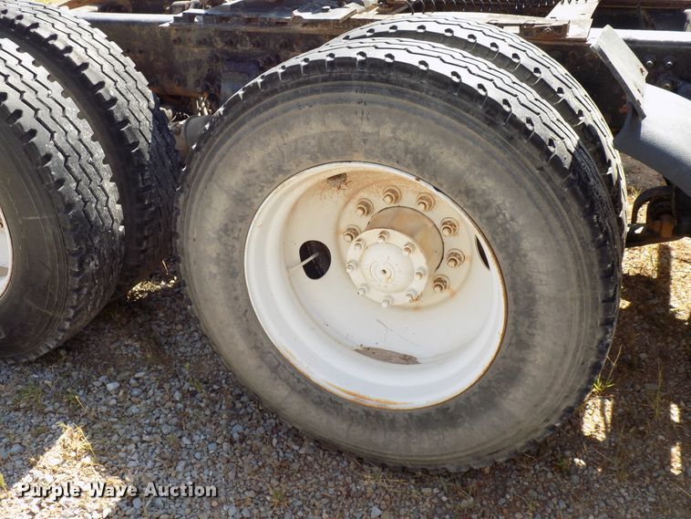 image for item DG4071 2000 Freightliner FLD semi truck