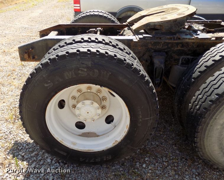 image for item DG4071 2000 Freightliner FLD semi truck