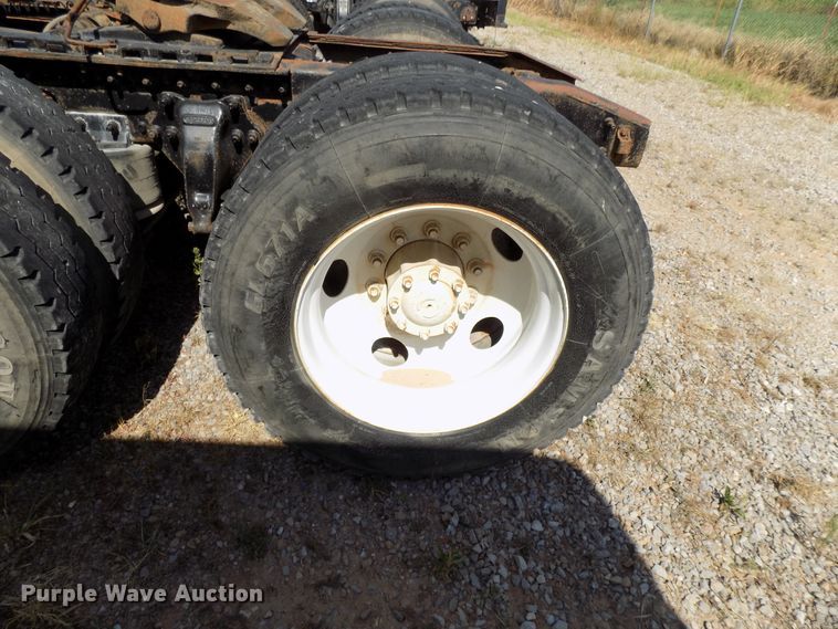 image for item DG4071 2000 Freightliner FLD semi truck