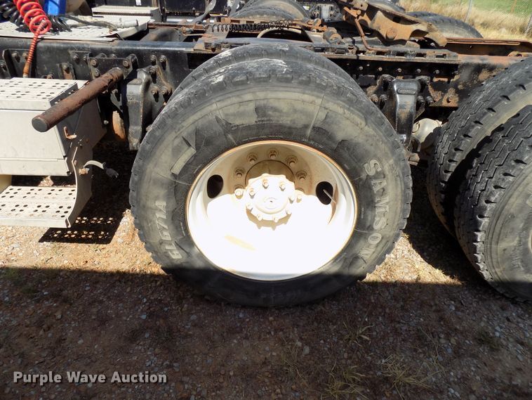 image for item DG4071 2000 Freightliner FLD semi truck