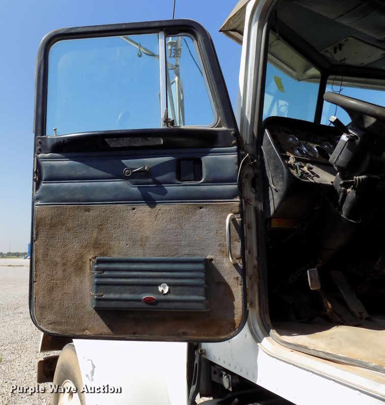 image for item DG4072 2003 Peterbilt 378 semi truck