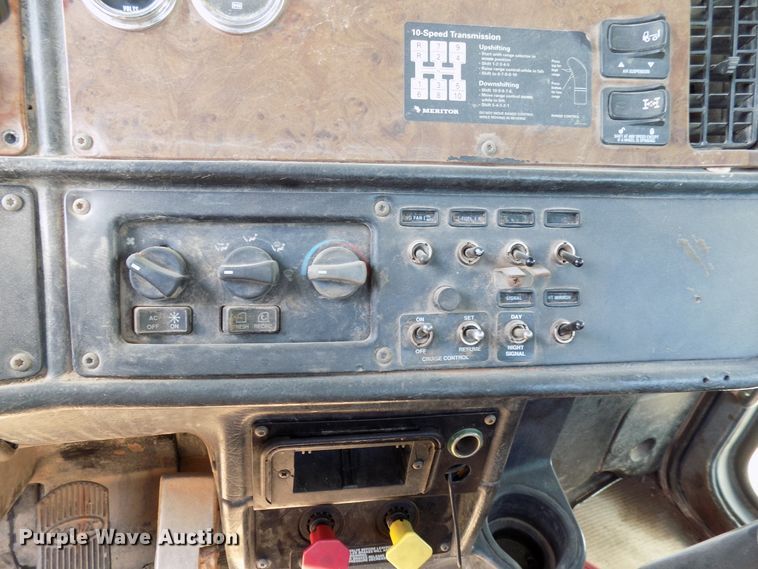 image for item DG4072 2003 Peterbilt 378 semi truck