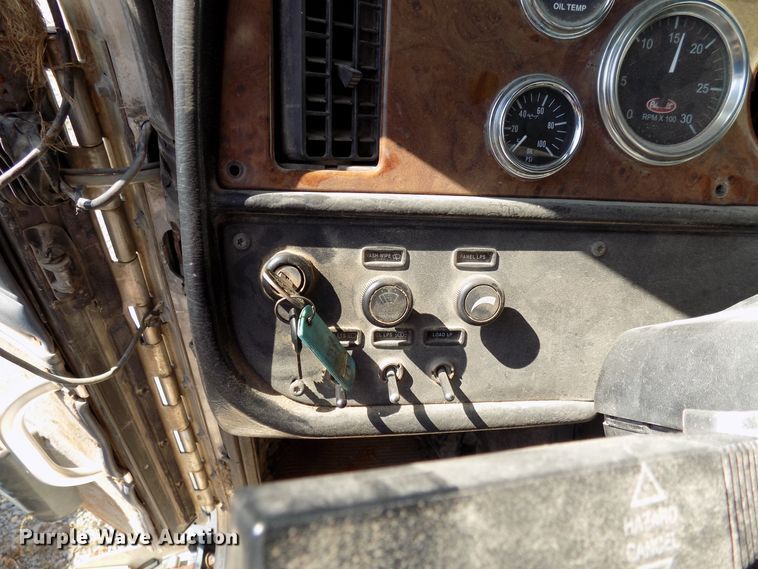 image for item DG4072 2003 Peterbilt 378 semi truck