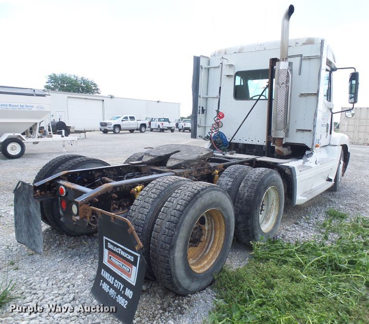 image for item DI0547 2000 Freightliner Century Class semi truck