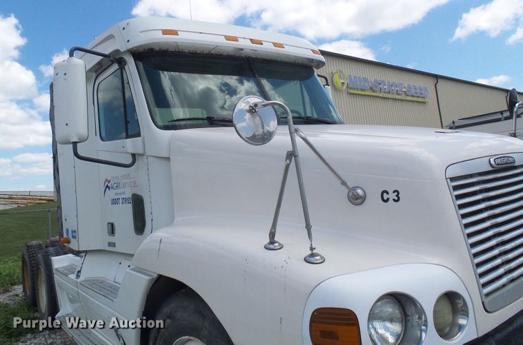 image for item DI0547 2000 Freightliner Century Class semi truck