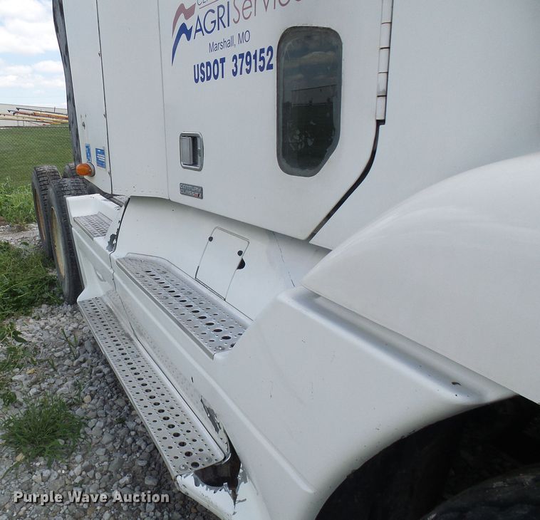 image for item DI0547 2000 Freightliner Century Class semi truck