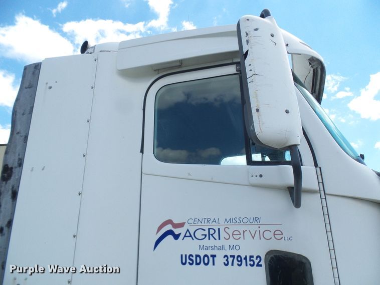 image for item DI0547 2000 Freightliner Century Class semi truck