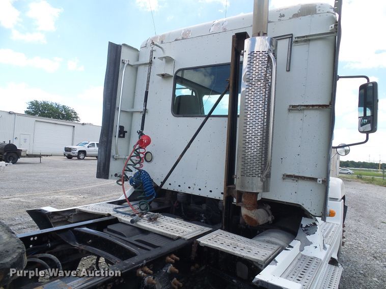 image for item DI0547 2000 Freightliner Century Class semi truck