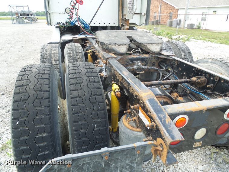 image for item DI0547 2000 Freightliner Century Class semi truck