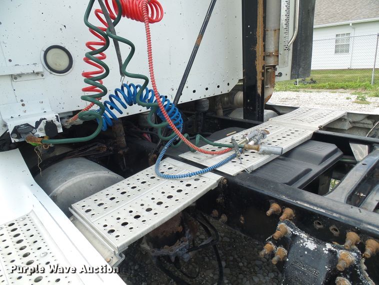 image for item DI0547 2000 Freightliner Century Class semi truck