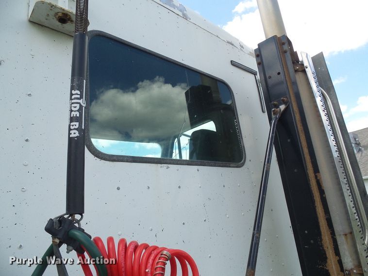 image for item DI0547 2000 Freightliner Century Class semi truck