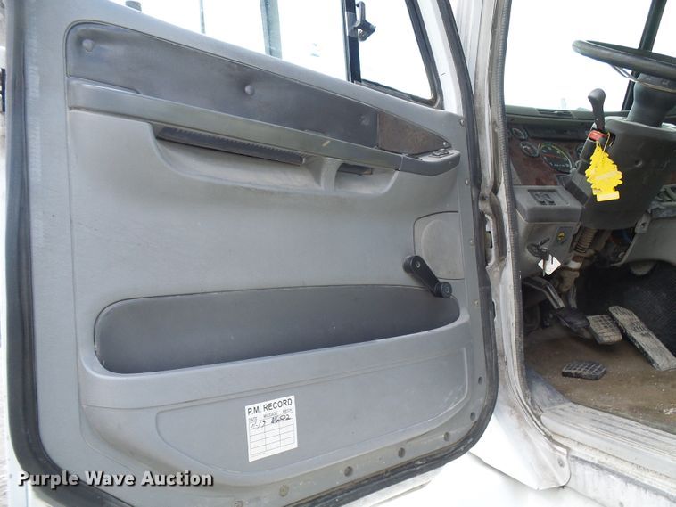 image for item DI0547 2000 Freightliner Century Class semi truck