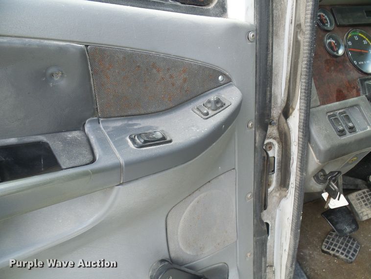 image for item DI0547 2000 Freightliner Century Class semi truck