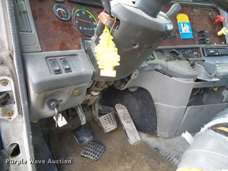 image for item DI0547 2000 Freightliner Century Class semi truck