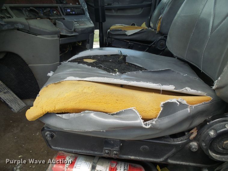 image for item DI0547 2000 Freightliner Century Class semi truck