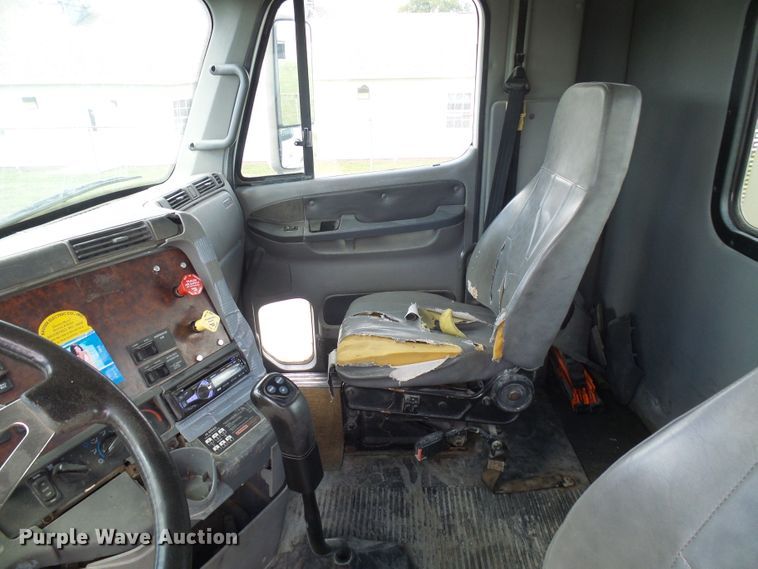 image for item DI0547 2000 Freightliner Century Class semi truck