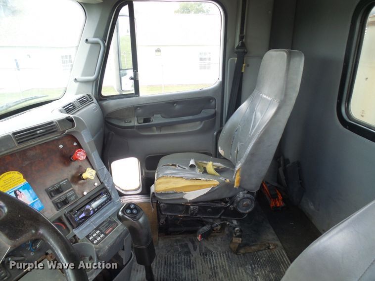 image for item DI0547 2000 Freightliner Century Class semi truck