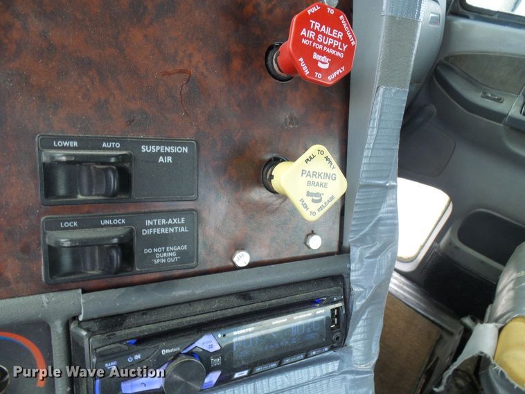 image for item DI0547 2000 Freightliner Century Class semi truck