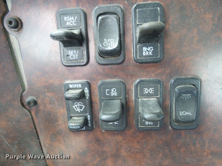 image for item DI0547 2000 Freightliner Century Class semi truck