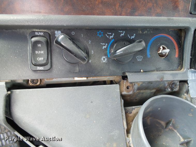 image for item DI0547 2000 Freightliner Century Class semi truck