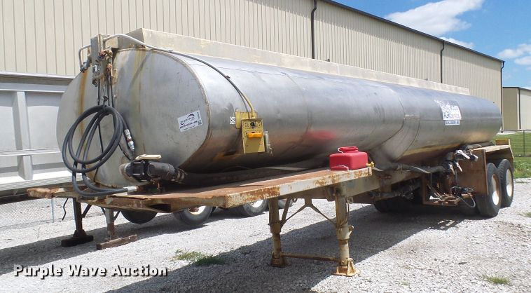 image for item DI0553 1967 Fruehauf tank trailer