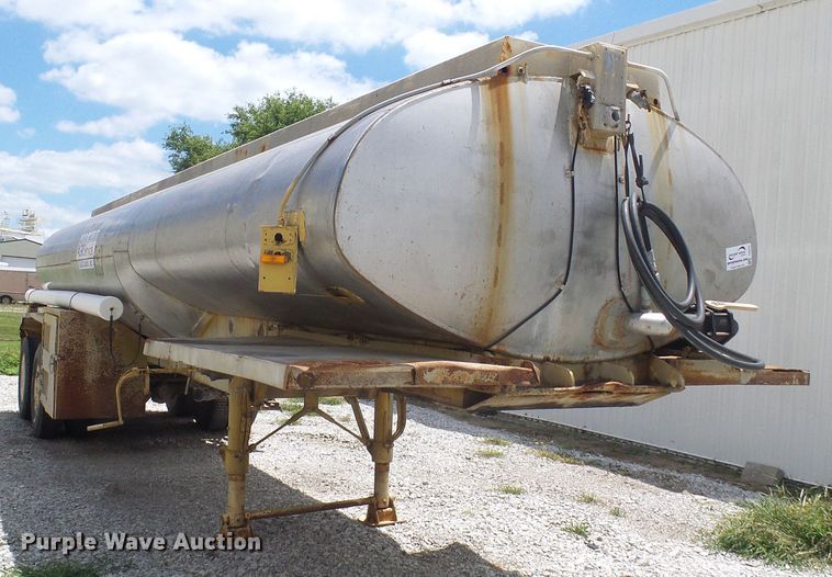image for item DI0553 1967 Fruehauf tank trailer