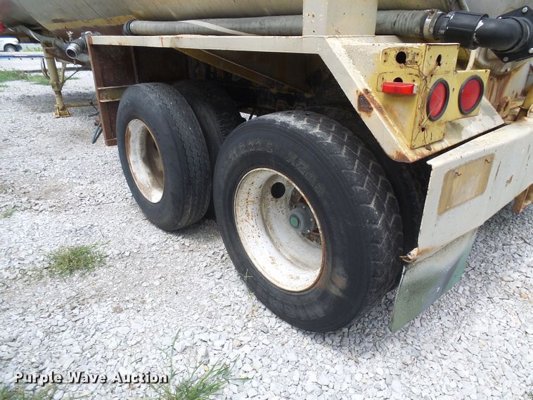 image for item DI0553 1967 Fruehauf tank trailer
