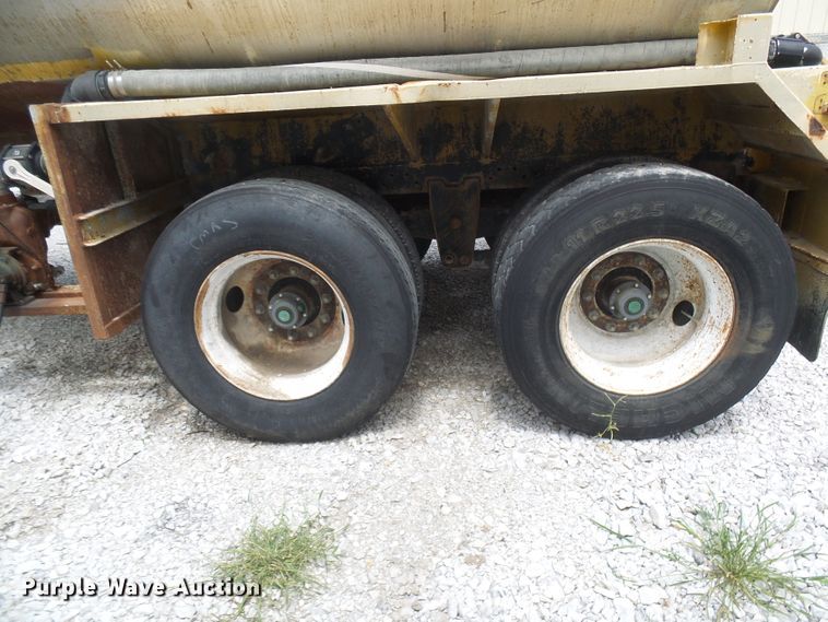 image for item DI0553 1967 Fruehauf tank trailer