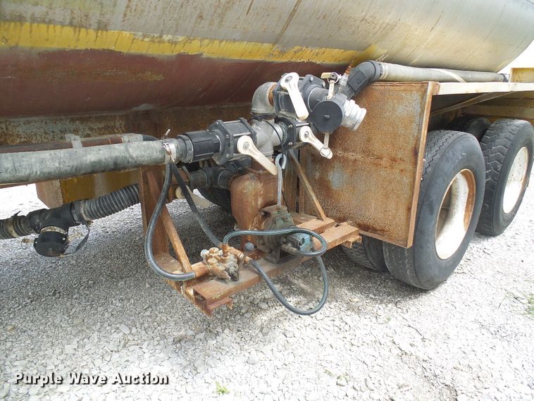image for item DI0553 1967 Fruehauf tank trailer