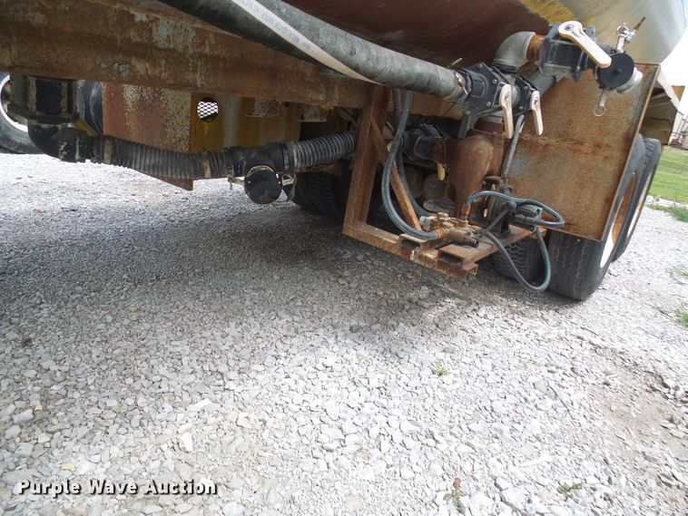 image for item DI0553 1967 Fruehauf tank trailer