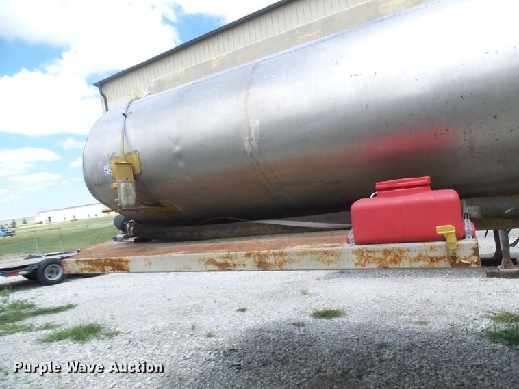 image for item DI0553 1967 Fruehauf tank trailer