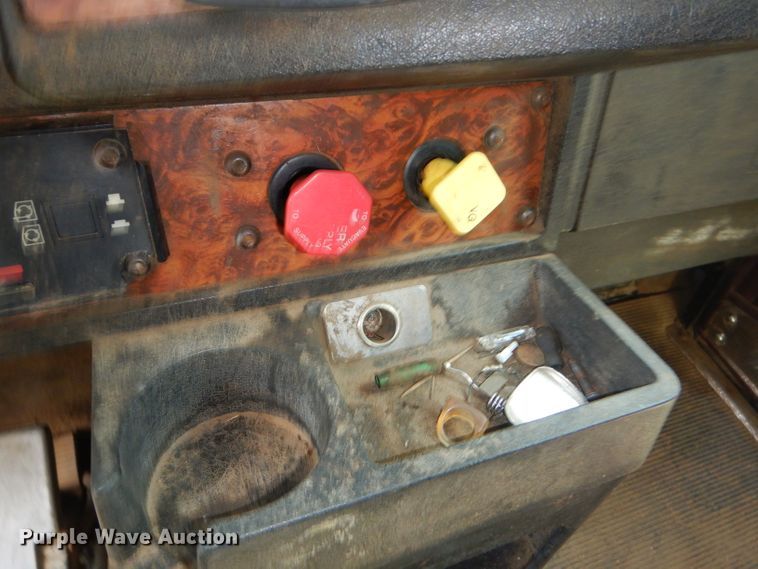 image for item ED9397 2000 Kenworth W900 semi truck