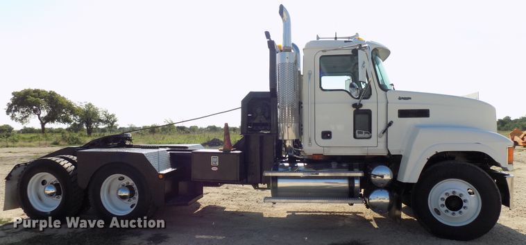 image for item FI9895 2007 Mack CNH winch truck