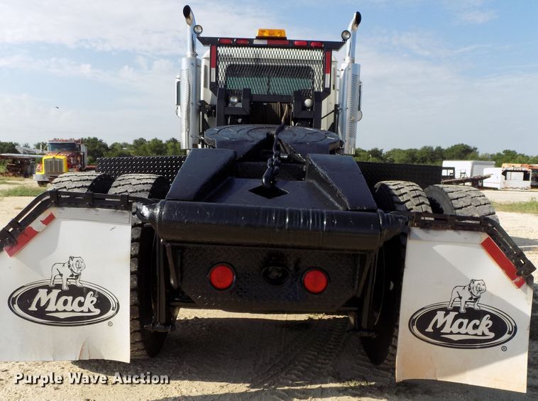 image for item FI9895 2007 Mack CNH winch truck