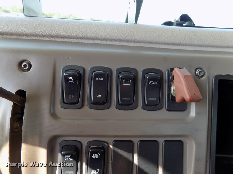 image for item FI9895 2007 Mack CNH winch truck