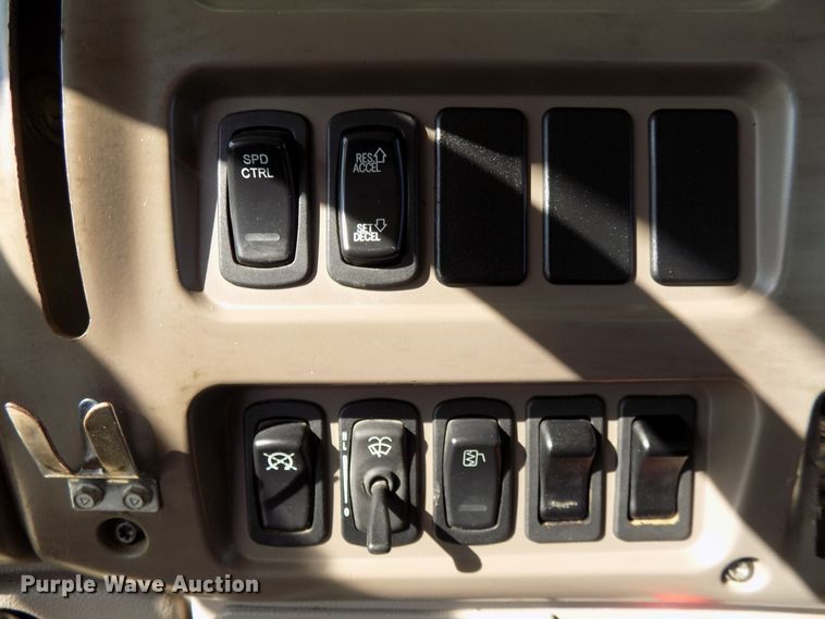 image for item FI9895 2007 Mack CNH winch truck