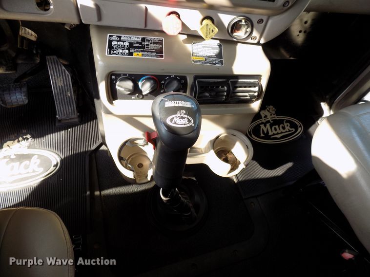 image for item FI9895 2007 Mack CNH winch truck