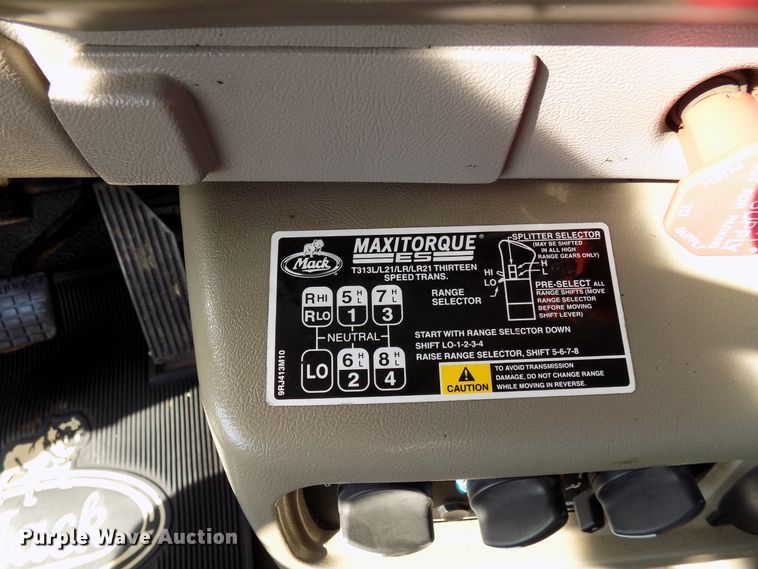 image for item FI9895 2007 Mack CNH winch truck