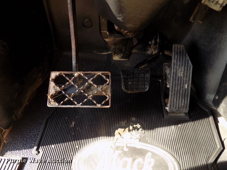 image for item FI9895 2007 Mack CNH winch truck