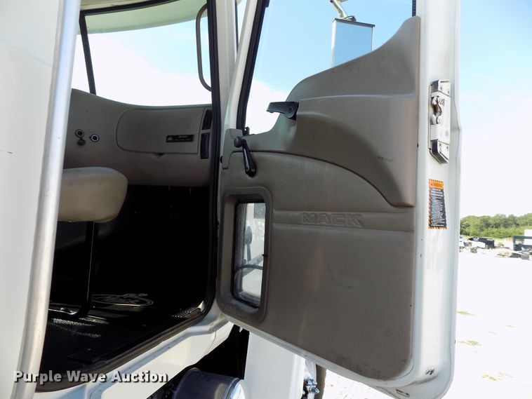 image for item FI9895 2007 Mack CNH winch truck