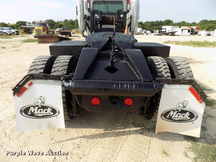 image for item FI9895 2007 Mack CNH winch truck