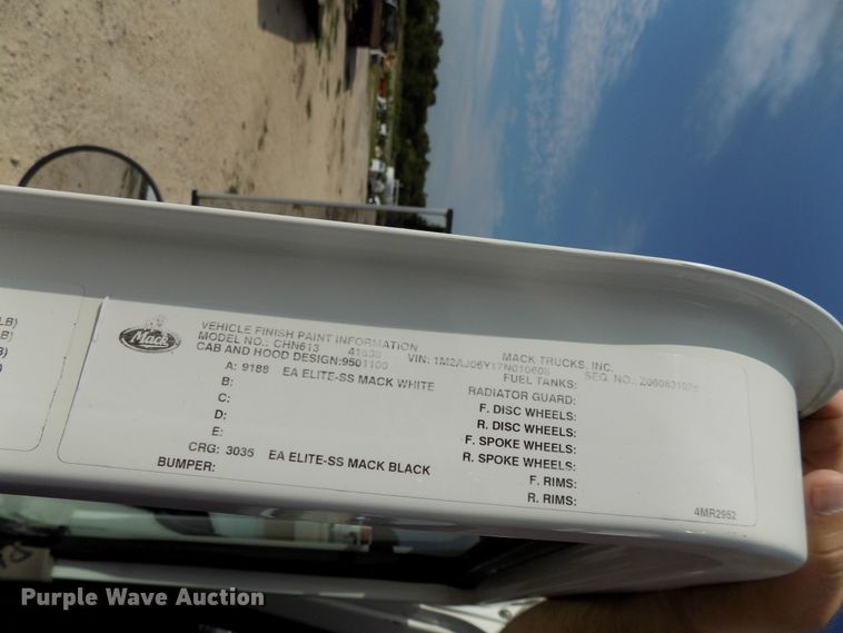 image for item FI9895 2007 Mack CNH winch truck