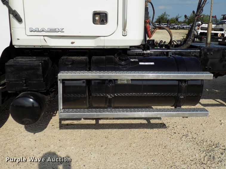 image for item FI9896 2011 Mack GU semi truck